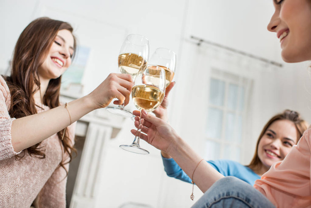 Mulheres aplaudindo com vinho
 - Foto, Imagem