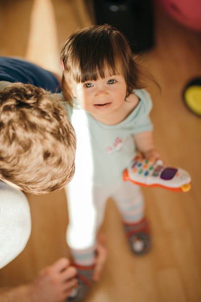 Βοηθώντας την μικρή κόρη του μπαμπά θέσει σε μπότες - Φωτογραφία, εικόνα