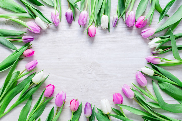 Corazón de Tulipanes Flores en mesa rústica para el 8 de marzo, Internati
 - Foto, imagen