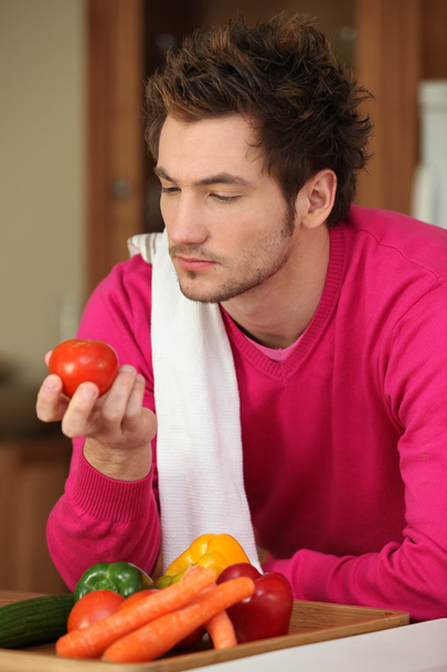Young man preparing vegetables - Fotoğraf, Görsel