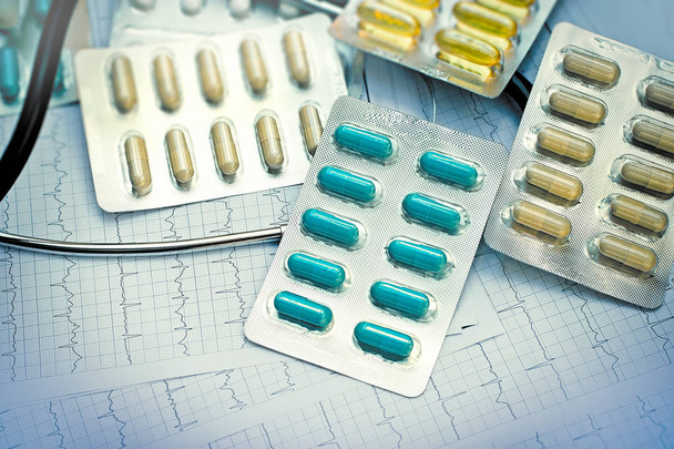 Gyógyszert tabletta és kapszula a táblázat közelről - Fotó, kép