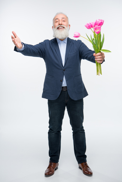 Starszy człowiek z tulipany  - Zdjęcie, obraz