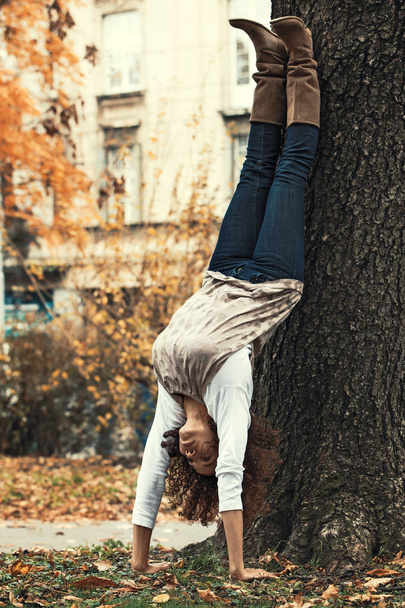 Yoga Pose in the Park - Zdjęcie, obraz