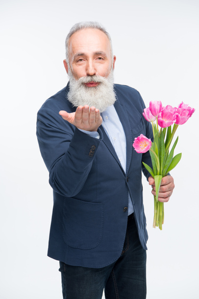 Senior man met tulpen  - Foto, afbeelding
