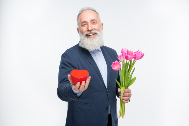 Homme âgé avec des tulipes
  - Photo, image