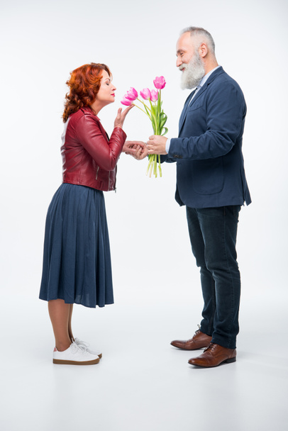 Man presenting flowers to woman   - Fotografie, Obrázek