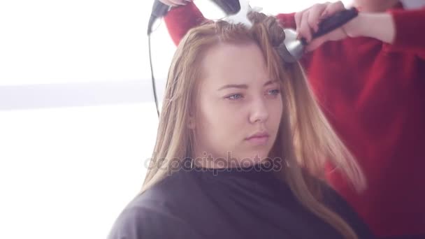 Moda fryzury przez wykwalifikowany Fryzjer leczenie porady i sztuczki klienta włosy są stałe z kobieta siedzi w Peignoir uszkodzone włosy odzyskiwania - Materiał filmowy, wideo