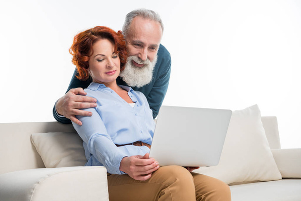 Couple mature à l'aide d'un ordinateur portable - Photo, image