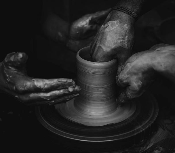 Manos trabajando en la rueda de cerámica
 - Foto, Imagen