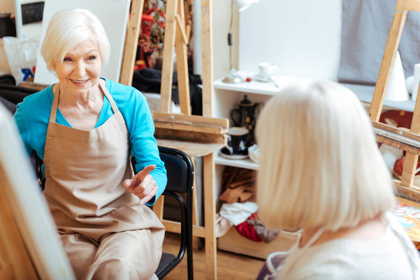 Elderly women talking in painting class - Zdjęcie, obraz