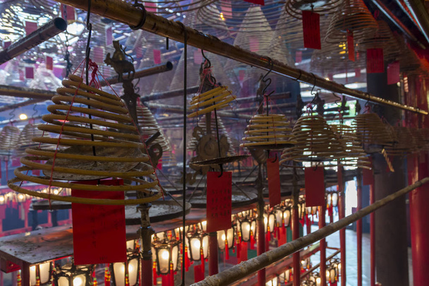 Bobines d'encens et prières écrites sur des étiquettes rouges dans le Temple Man Mo, Hong Kong, Chine, Asie
 - Photo, image