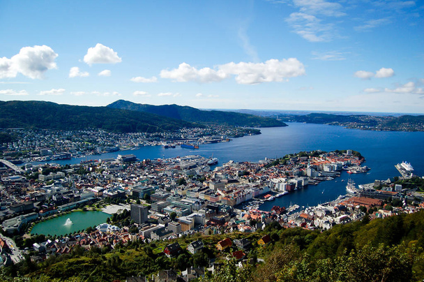 vue sur la région de Bergen et son port en direction nord par une journée ensoleillée
 - Photo, image
