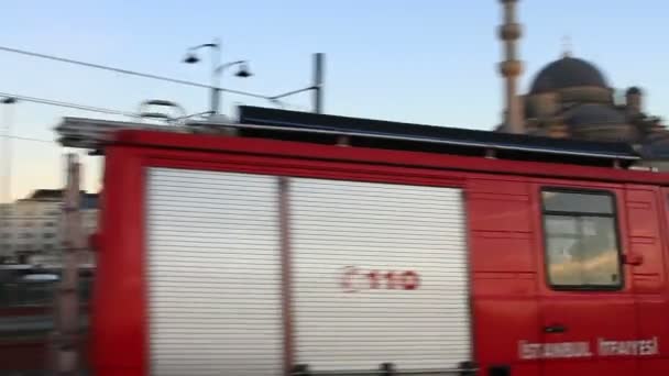 Camiones de bomberos responden a una llamada
 - Imágenes, Vídeo