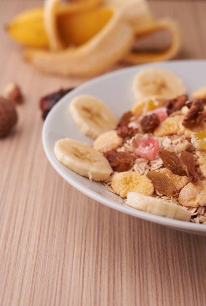 fiocchi con frutta secca, granola sul piatto
 - Foto, immagini