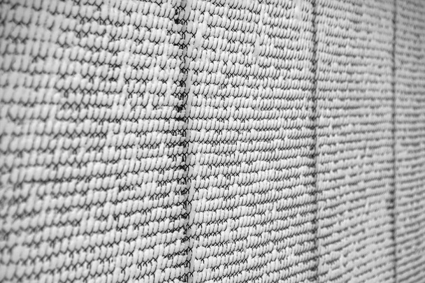 Сетка, забор, покрытый белым снегом и хрипом
 - Фото, изображение