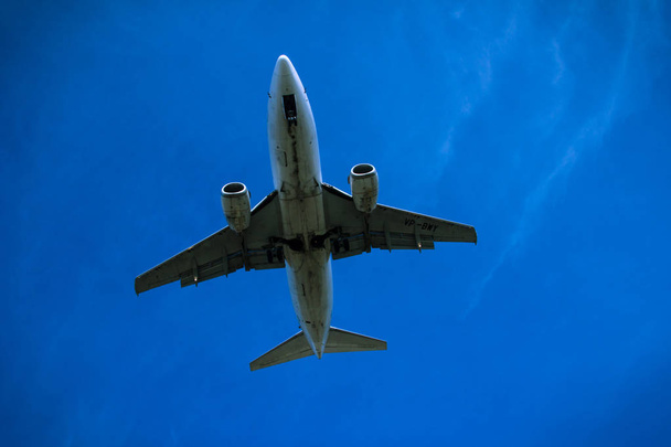 ジェット機が飛んでいる頭上式のクローズ アップ - 写真・画像