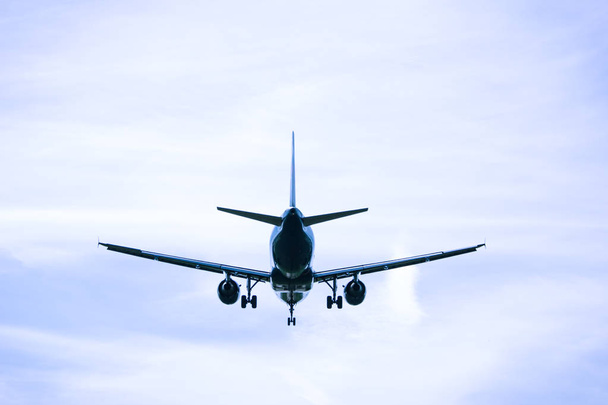 Jet lecącego samolotu napowietrznych zbliżenie - Zdjęcie, obraz