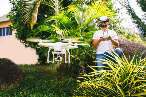 Adam bir quadrocopter denetler - Fotoğraf, Görsel