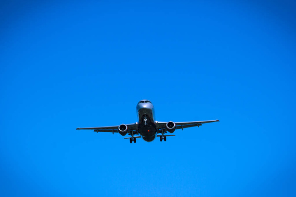 Genel gider yakın çekim uçan jet uçak - Fotoğraf, Görsel