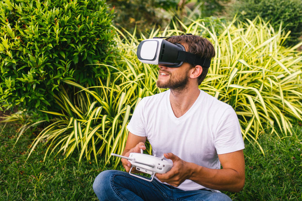 Człowiek w wirtualnej rzeczywistości kask - Zdjęcie, obraz