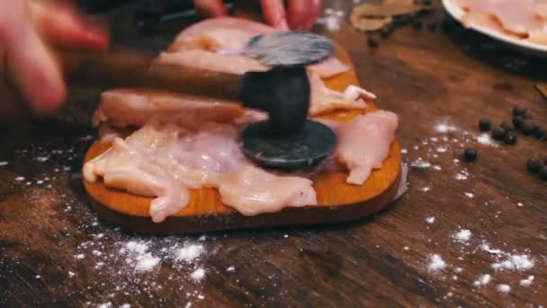 Battiti femminili a mano con un filetto di pollo martello
 - Filmati, video