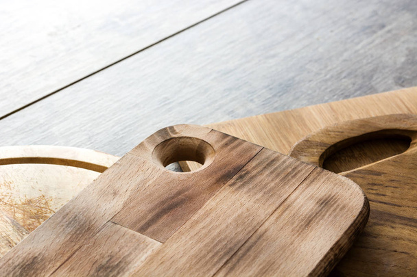 Tableros de corte sobre fondo de madera
 - Foto, Imagen