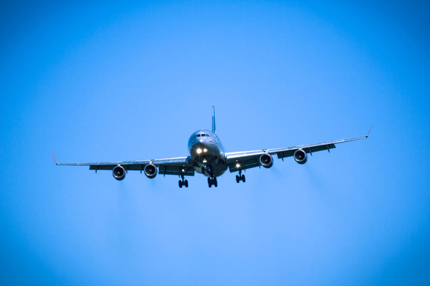 Реактивный самолет, летящий над головой крупным планом
 - Фото, изображение