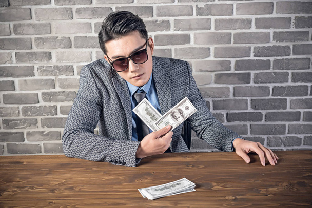  zakenman die het contant geld - Foto, afbeelding
