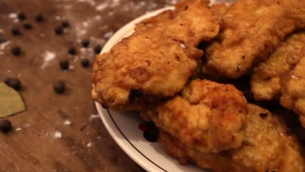 Nuggets z kurczaka smażone gotowe na talerzu - Materiał filmowy, wideo