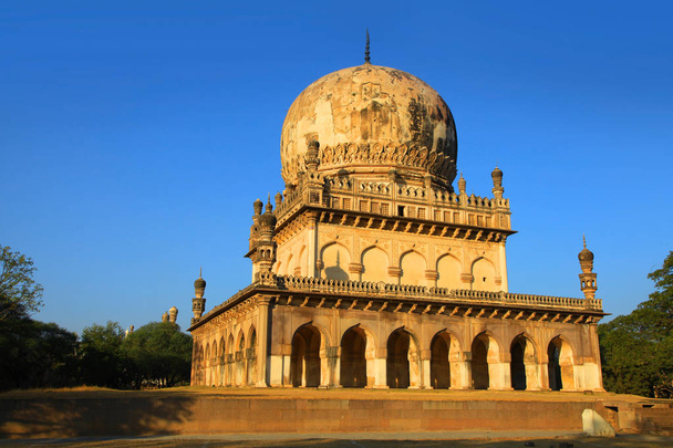 Исторические могилы Кули Кутбшахи в Хайдарабаде, Индия
 - Фото, изображение