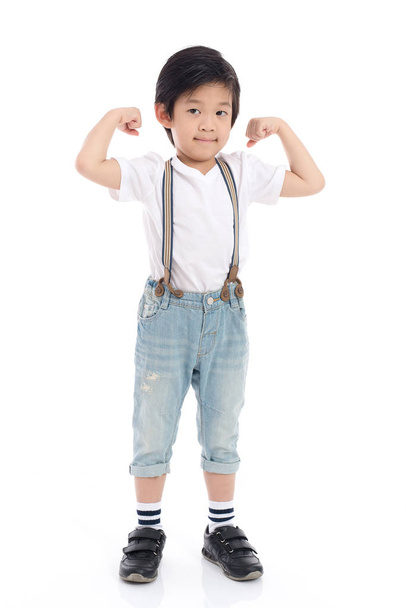 Cute Asian dziecko pokazuje jego biceps - Zdjęcie, obraz