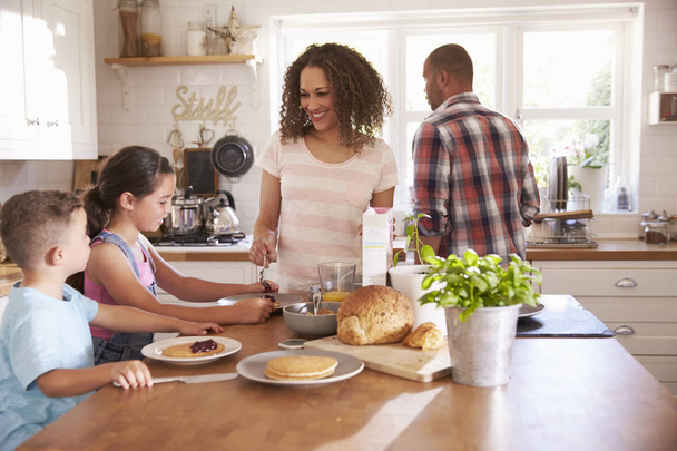 Family by kitchen table - Zdjęcie, obraz