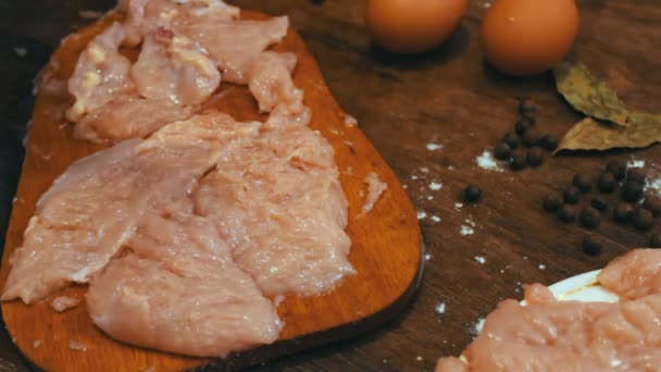 Ręka bije z filet z kurczaka młot - Materiał filmowy, wideo