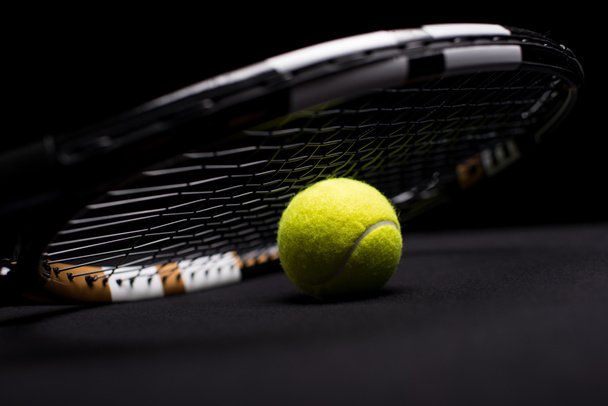 Pelota de tenis y raqueta
    - Foto, imagen