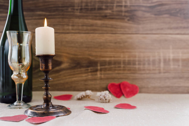 У день Святого Валентина. вино, свічки, невеликі серця - Фото, зображення