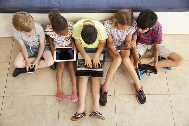 Children using electronic gadgets - Foto, immagini