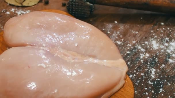 Φιλέτο κοτόπουλο στο τραπέζι δίπλα ωμά αυγά σφυρί για την πάταξη του κρέατος - Πλάνα, βίντεο