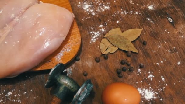 Филе курицы на столе рядом с молотком сырых яиц для взбивания мяса
 - Кадры, видео