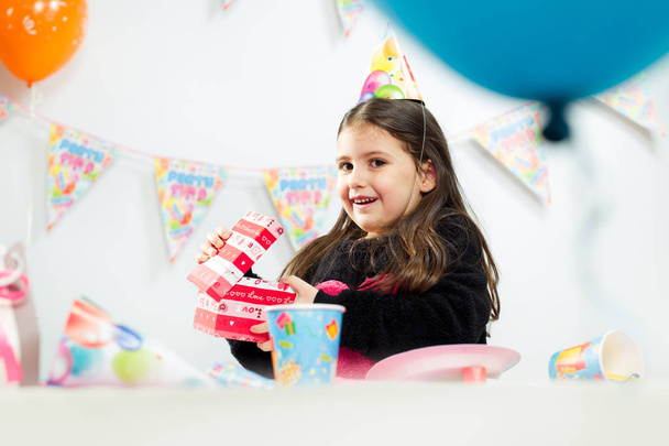 Маленька дівчинка святкує день народження
 - Фото, зображення
