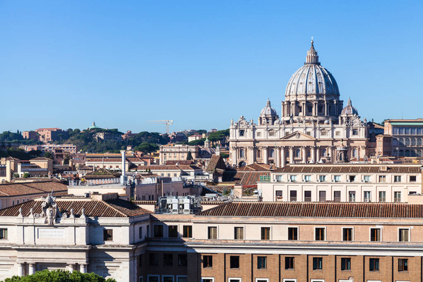 vue sur la basilique Saint-Pierre et les bâtiments de Rome
 - Photo, image