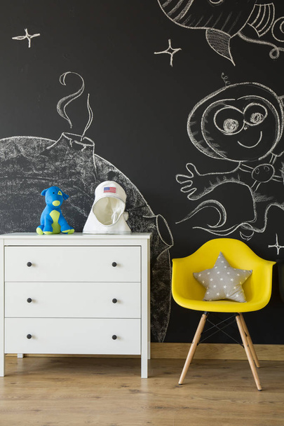 Commode at blackboard background - Foto, afbeelding