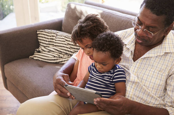 Grandfather And Grandchildren Using Digital Tablet - Φωτογραφία, εικόνα