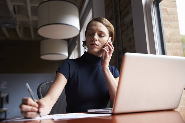 Businesswoman  Making Phone Call - Foto, Imagen