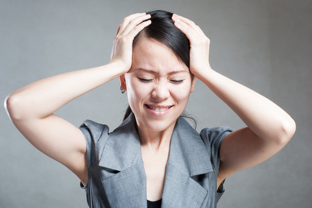Mujer joven con dolor de cabeza sobre fondo blanco
 - Foto, Imagen