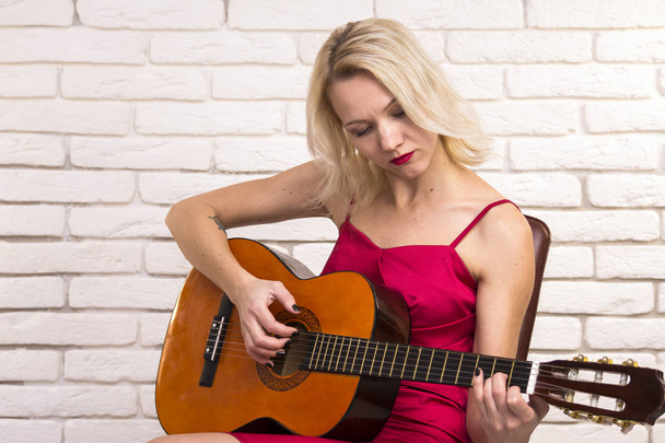  girl playing on the guitar - Valokuva, kuva