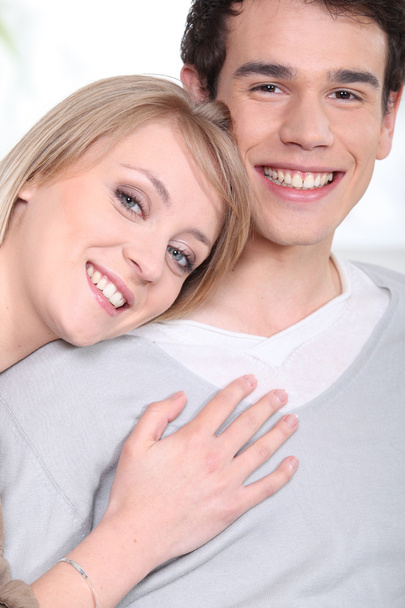 Женщина обнимает своего парня - Фото, изображение