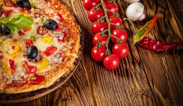 Pizza com ingredientes servidos em madeira
 - Foto, Imagem