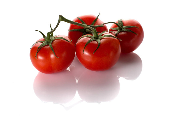 Rode rijpe tomaat met op witte achtergrond - Foto, afbeelding