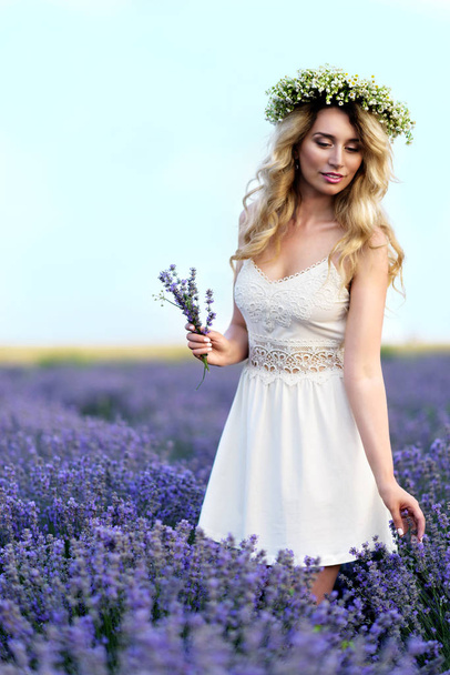 Beautiful Girl in lavender Field - Valokuva, kuva