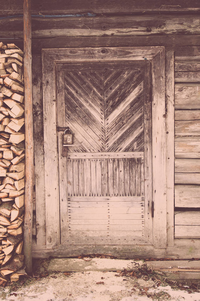 staré retro dřevěné dveře. tmavé dřevěné pozadí - Fotografie, Obrázek